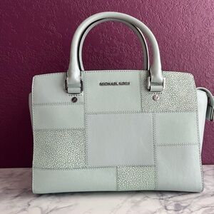 Michael Kors
QUILT SELMA MEDIUM TOP ZIP SATCHEL and dust bag